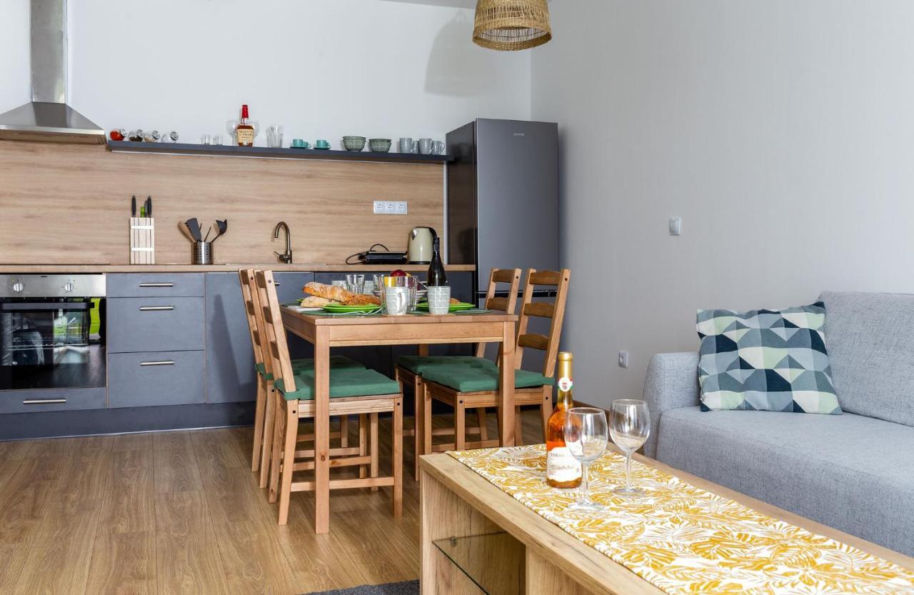 City And Thermal Apartman Gyor Bagian luar foto